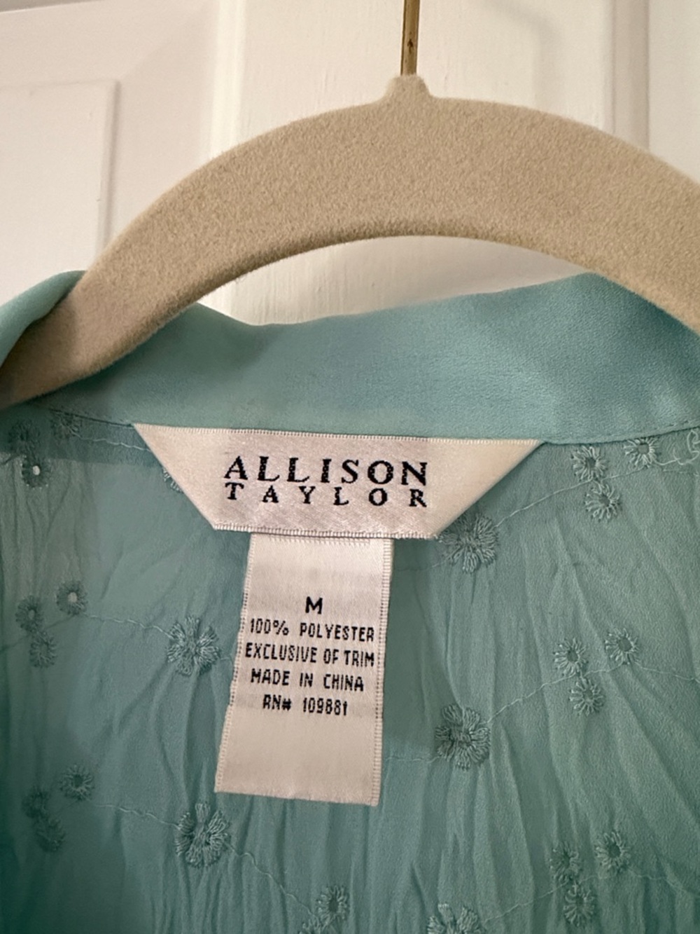Two Allison Taylor Cream Lace-Trim Crinkle V-Neck Blouses size Medium - Picture 6 of 6